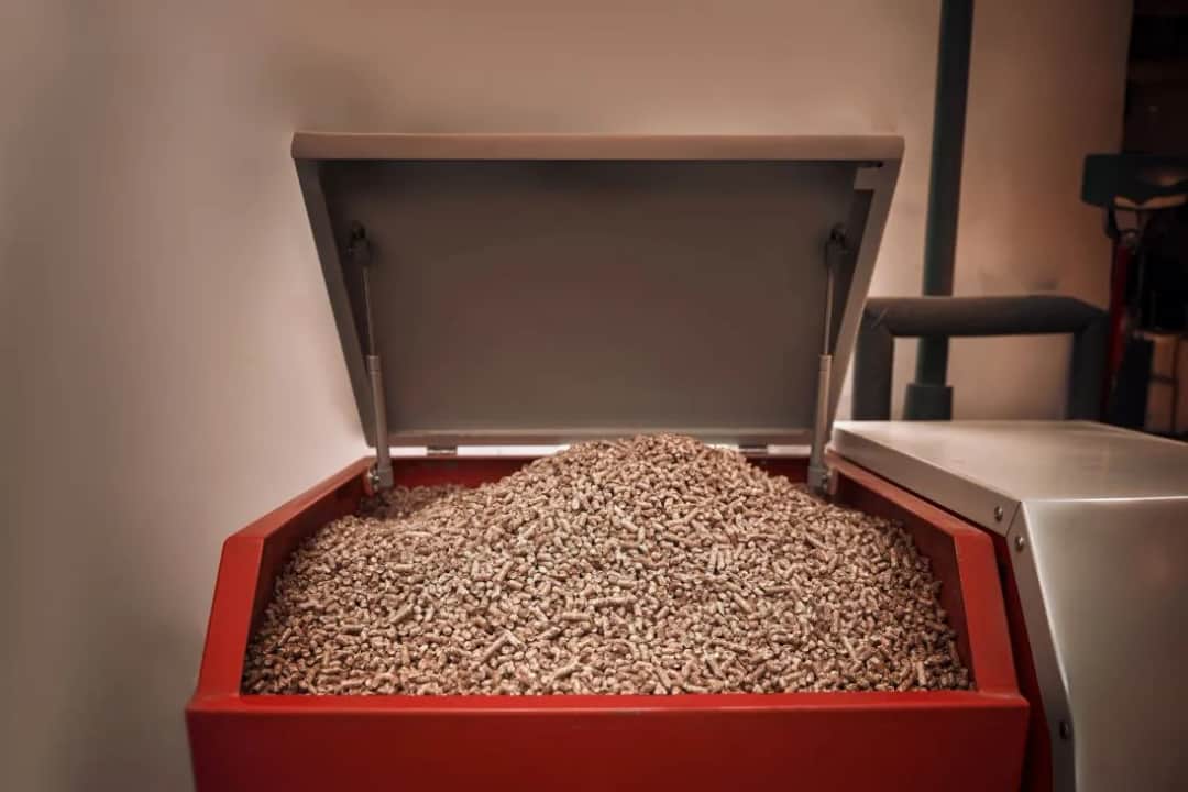 Z czego robi się pellet? Kluczowe materiały i proces produkcji biopaliwa