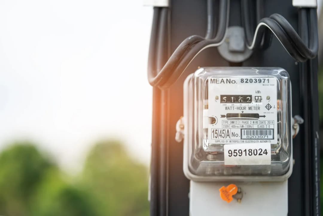 Jak włączyć licznik prądu? Proste kroki, aby uniknąć przerwy w energii