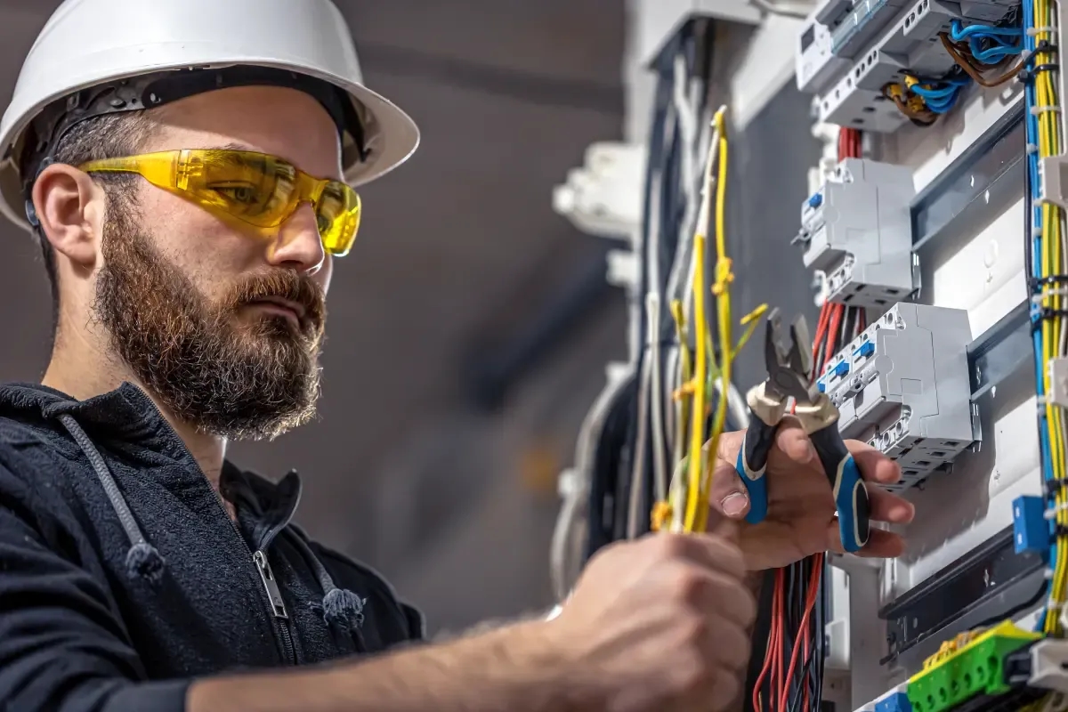 Ile zarabia elektryk na kopalni? Zaskakujące fakty o wynagrodzeniu