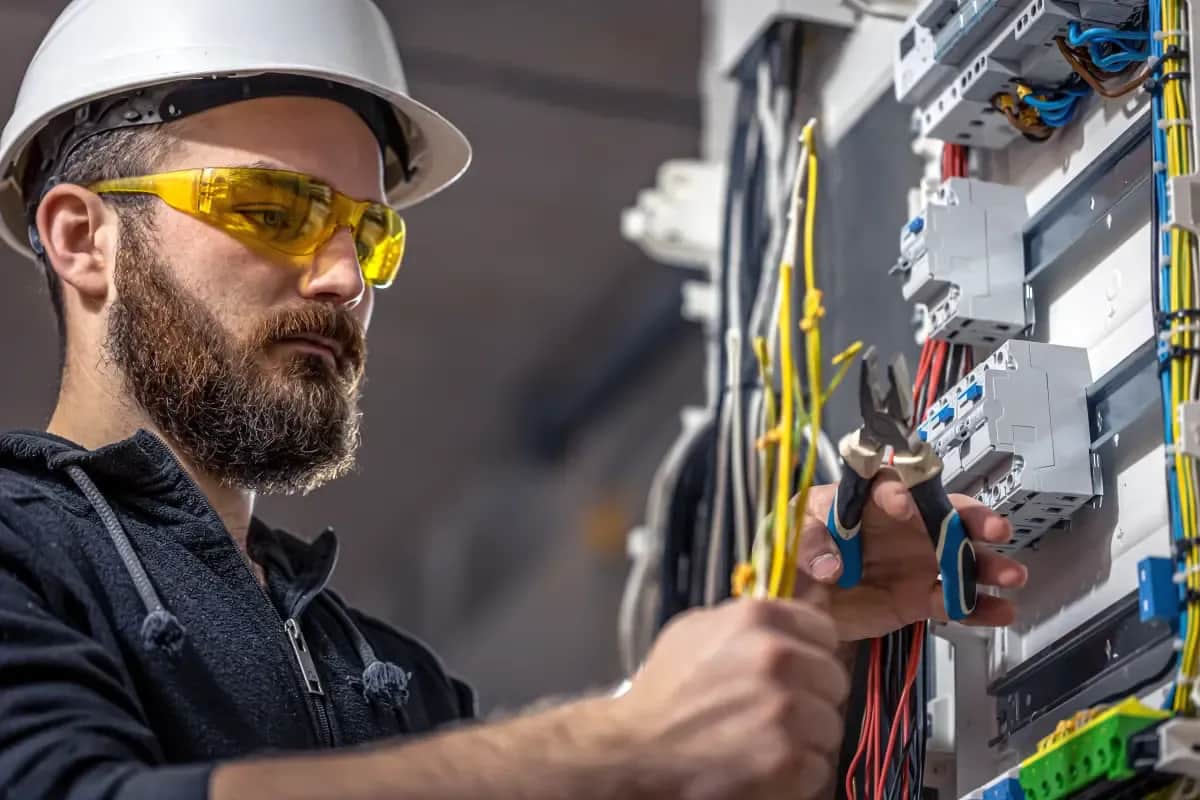 Ile zarabia elektryk na kopalni? Zaskakujące fakty o wynagrodzeniu