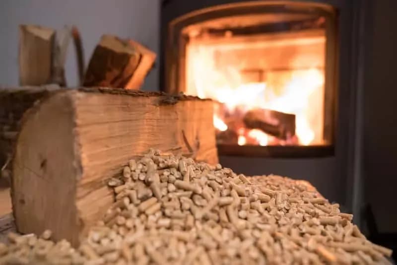 Kominek na pellet czy warto? Oto 5 powodów, dla których warto rozważyć tę opcję