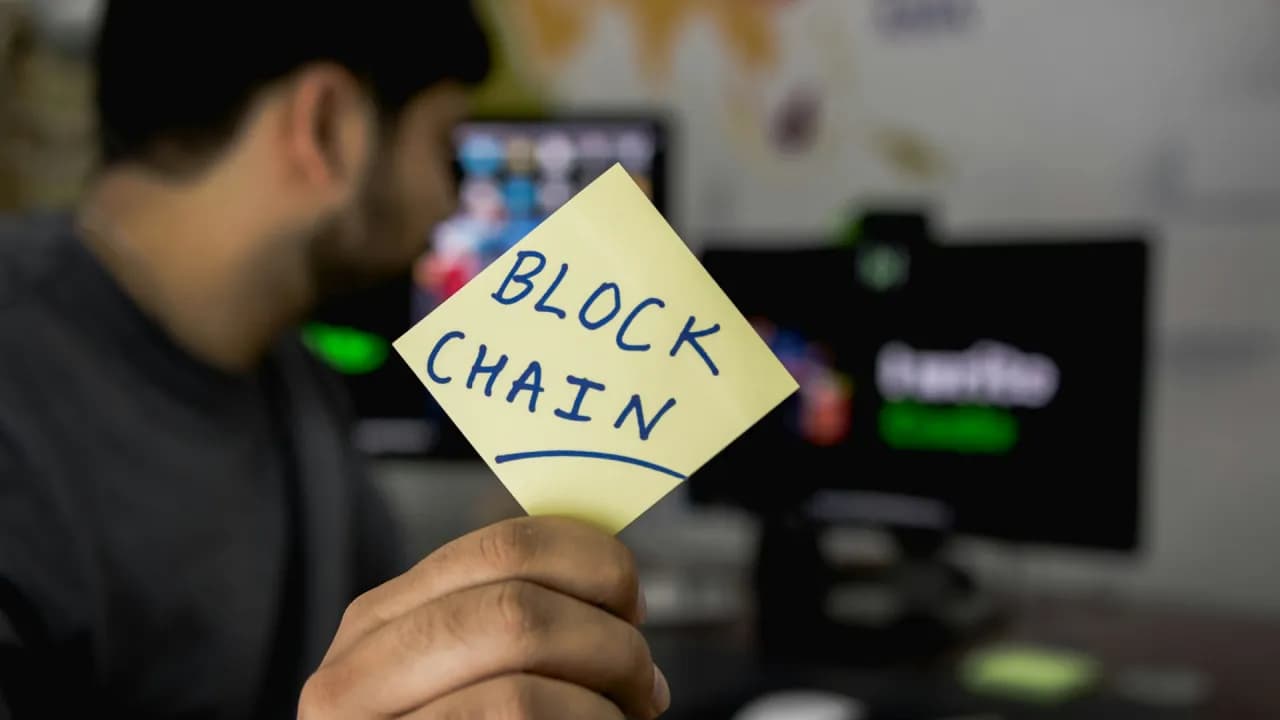 Blockchain w energetyce: Jak technologia może wspierać zrównoważony rozwój?