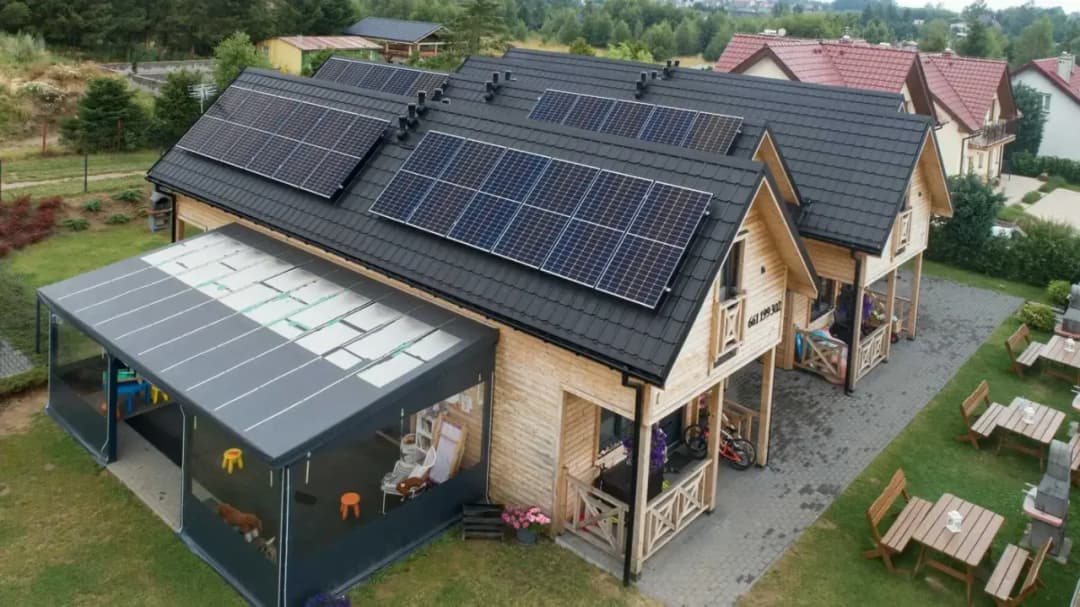Fotowoltaika a domki drewniane – czy to możliwe?
