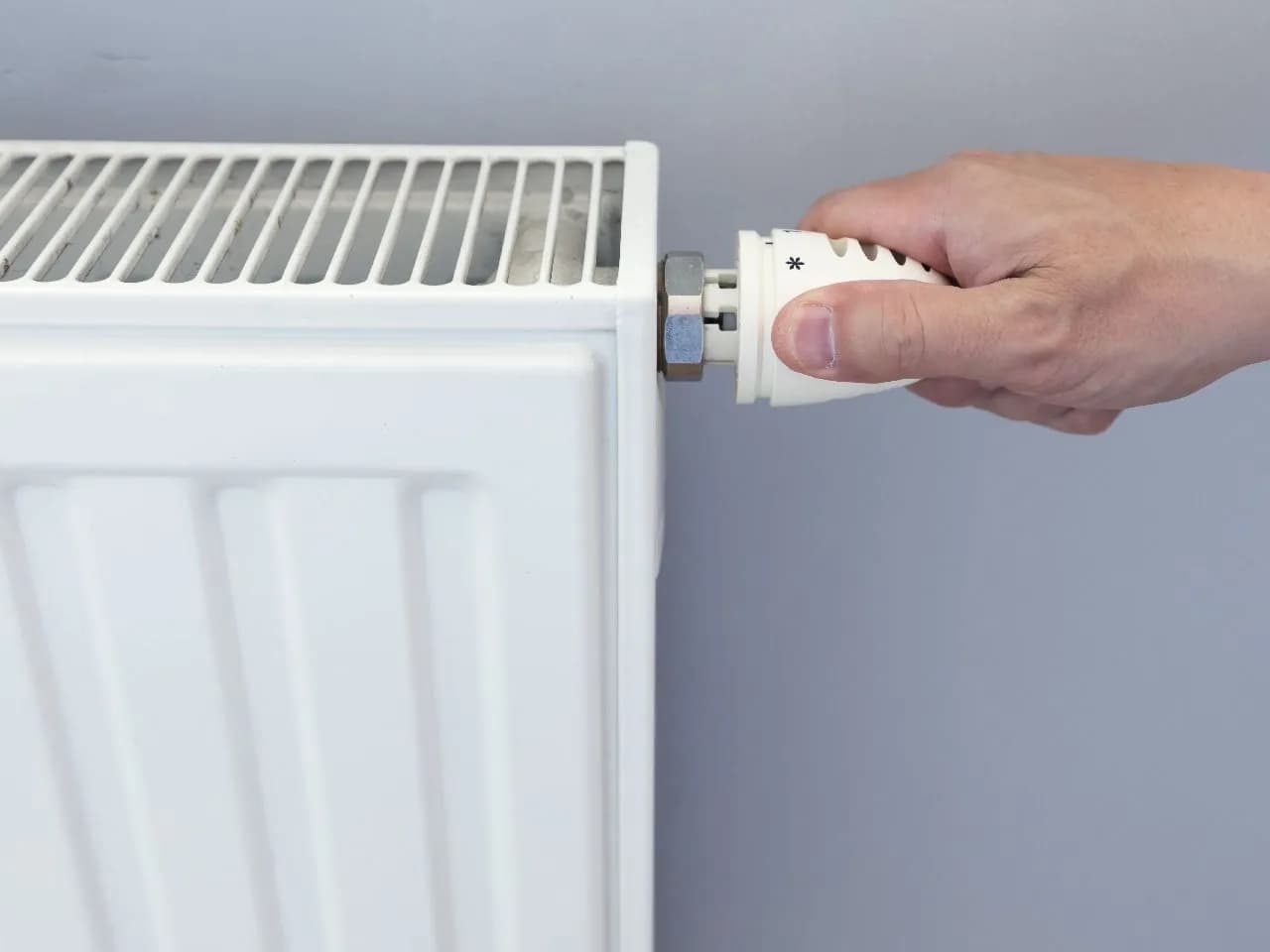 Zimny grzejnik na dole: poznaj 5 najczęstszych przyczyn i skuteczne naprawy