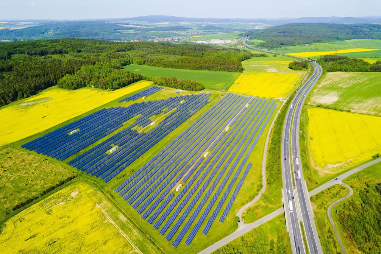 Co lepsze solary czy fotowoltaika – porównanie kosztów, zalet i wad dla domu