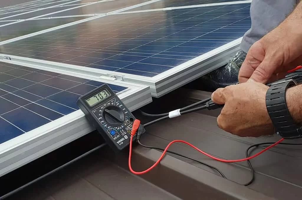 Ile zapłacisz za montaż fotowoltaiki w 2025? Sprawdź aktualne ceny usług instalacji paneli PV