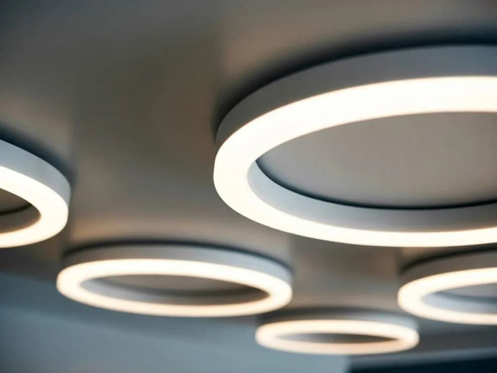 Ile prądu zużywa żarówka LED 10W? Zaskakujące koszty energii!