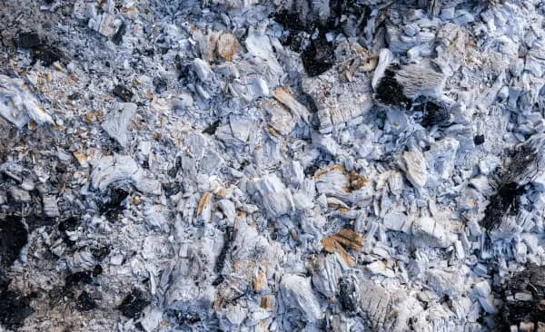 Popiół z pelletu do czego wykorzystać – praktyczne zastosowania w ogrodzie i domu