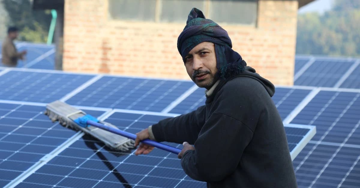 Instalacja PV na dachu Ile kosztuje dach fotowoltaiczny
