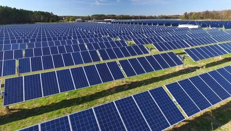 Fotowoltaika na francuskich winnicach: ekologiczne rozwiązania z Bordeaux