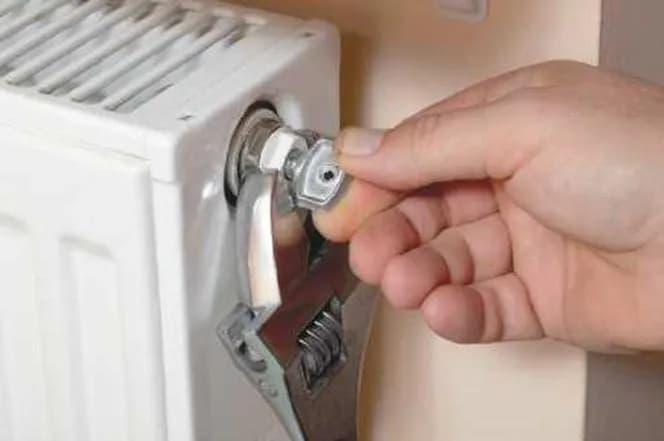 Zapowietrzone grzejniki objawy - jak je rozpoznać i co z tym zrobić